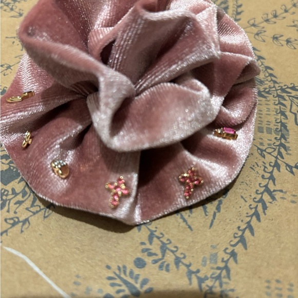 Free People Dusty Rose Rosette Brooch with Gold tone Earrings NWT - Picture 5 of 6